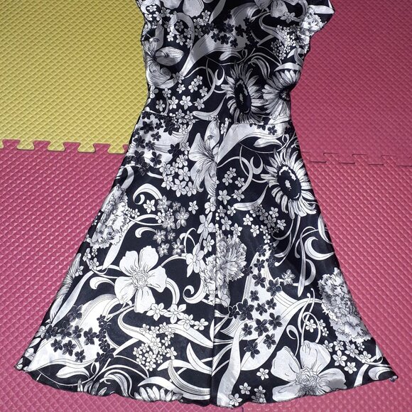 Silky soft smooth satin flowy floral dress - Picture 4 of 4